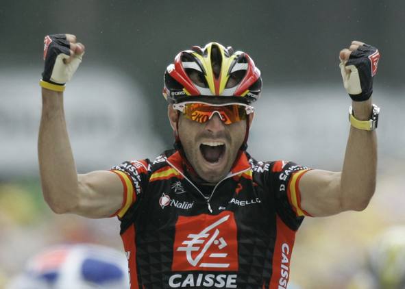 Alejandro Valverde sucede a Alberto Contador como 'maillot' amarillo y se coloca de líder el primer día, igualando a Induráin
