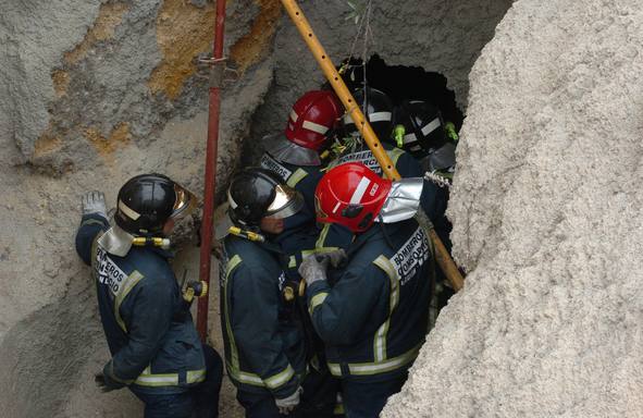 Bomberos buscan a obreros sepultados
